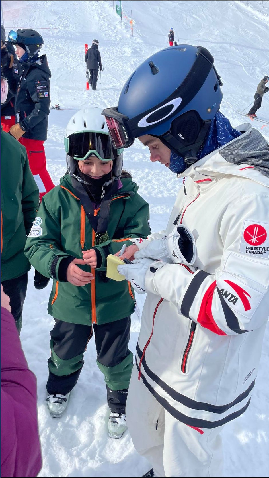 Louis-David Chalifoux qui signe des autographes